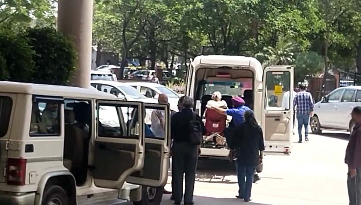 चलने में असमर्थ बुजुर्ग महिला को लेकर गमाडा पहुंची हाइड्रोलिक एंबुलेंस